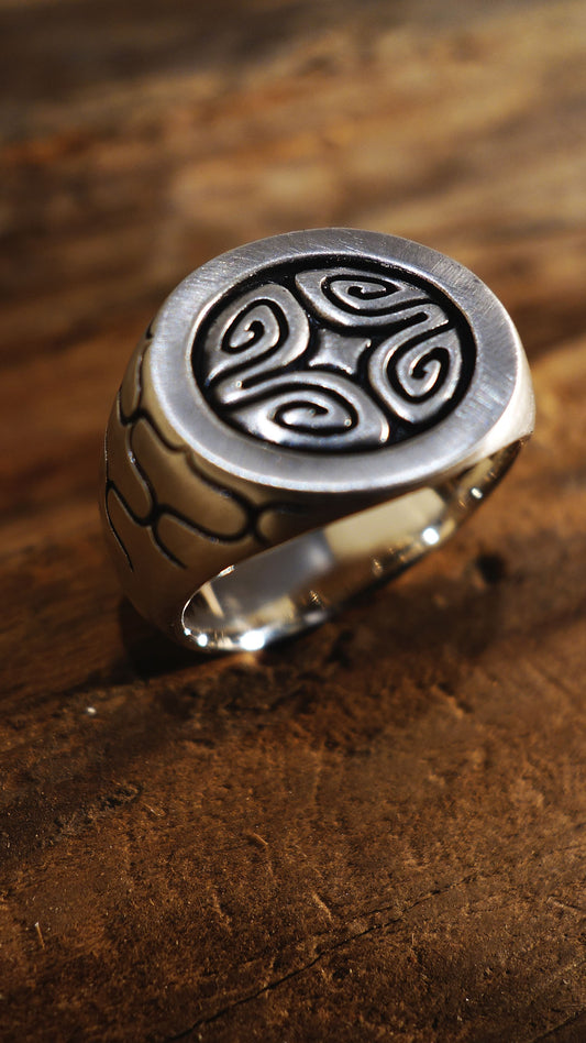 Ainu patterned signet ring